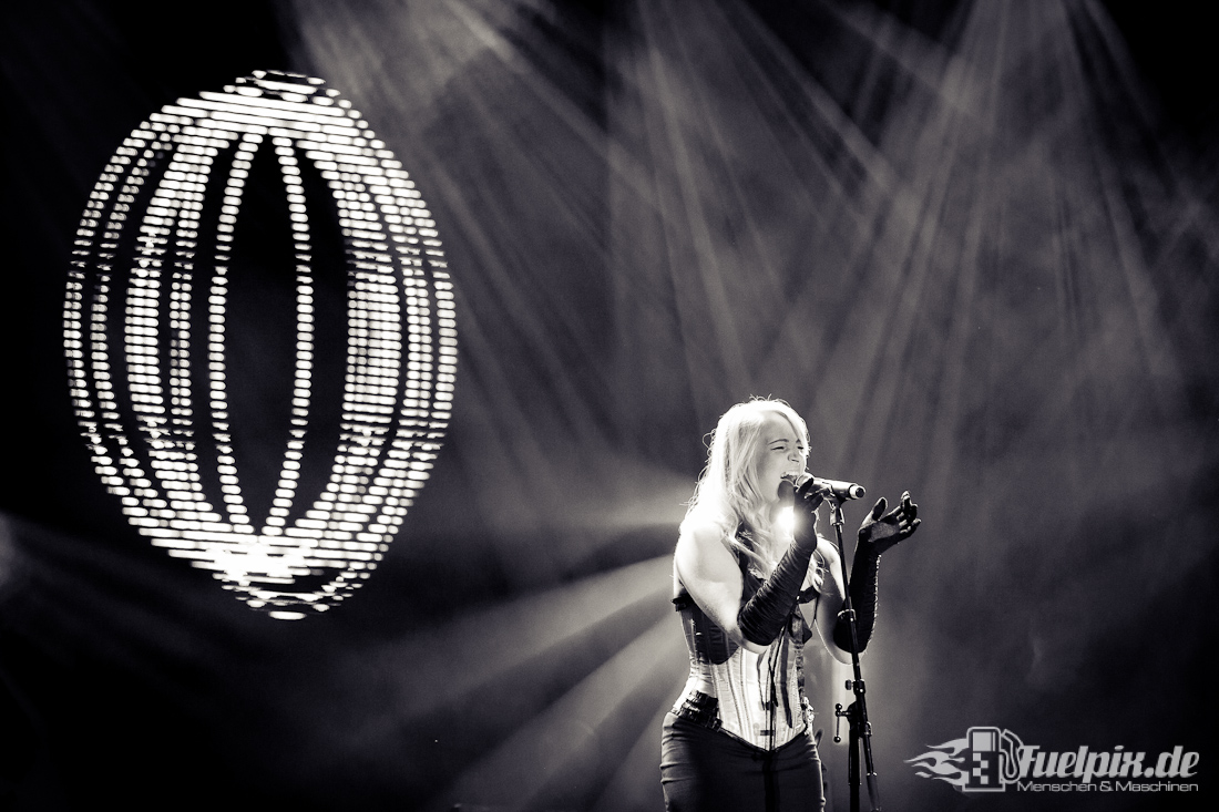 Foto by Fuelpix – Tess Burrstone performing life with "The Pink Floyd Show UK"